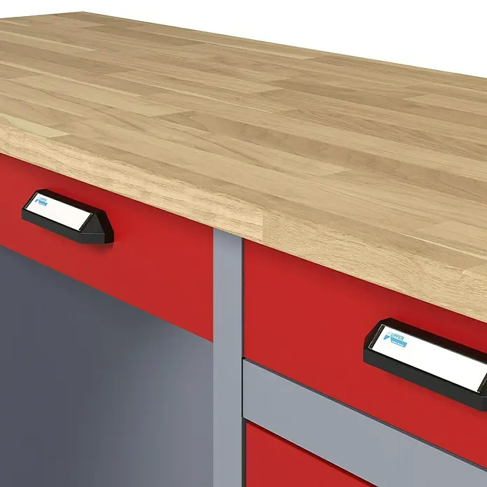 Küpper Werkbank - L x B: 60 x 170 cm, Arbeitshöhe: 84 cm, Belastbarkeit: 300 kg, Anzahl Schubladen: 6 Stk., Rot/Silbergrau - Detailaufnahme eines roten Werkstattschranks mit hölzerner Arbeitsplatte und Schubladen mit Etiketten.