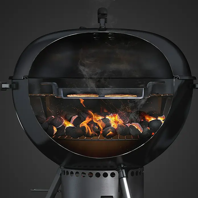 Weber Gourmet BBQ System Grillpfanne - Durchmesser: 38,6 cm, Gusseisen - Nahaufnahme eines Kugelgrills, der zum Grillen von Essen verwendet wird. Die Holzkohle brennt und erzeugt Hitze zum Kochen.