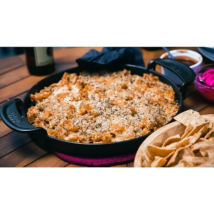 Weber Gourmet BBQ System Grillpfanne - Durchmesser: 38,6 cm, Gusseisen - Verlockende Nahaufnahme einer frisch zubereiteten Auflaufform mit Mac and Cheese, garniert mit einer knusprigen Kruste und Kräutern.