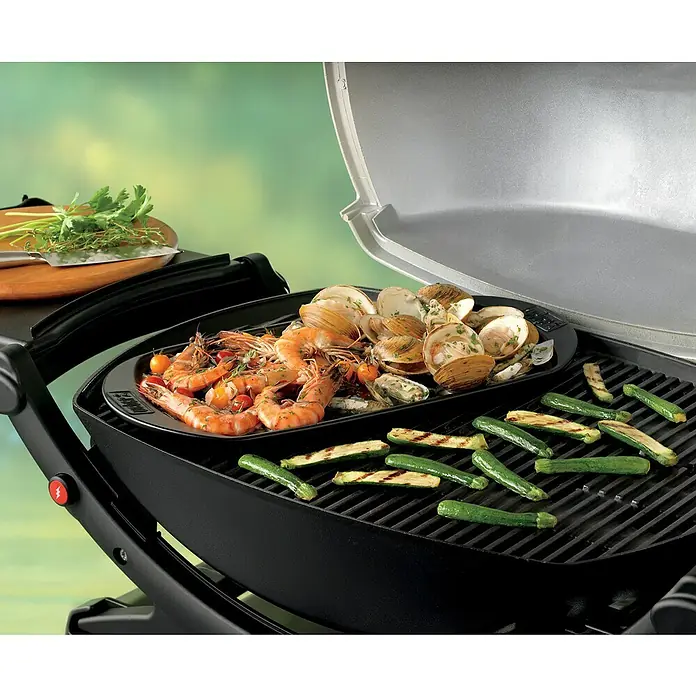 Weber Grillplatte - L x B: 40 x 22 cm - Ein Weber Grill mit gegrillten Zucchini, Garnelen und Muscheln, die eine köstliche Mahlzeit im Freien versprechen.