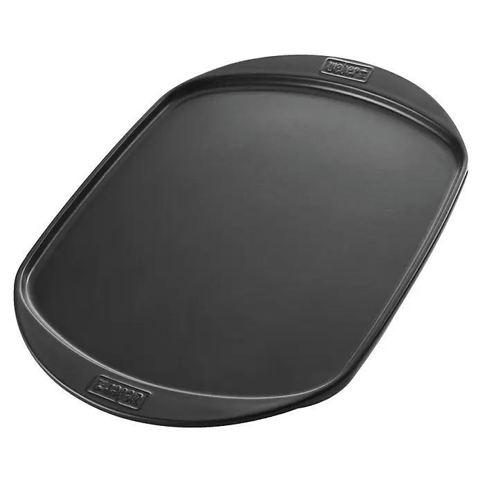 Weber Grillplatte - L x B: 48 x 34,5 cm - Bild einer gusseisernen Weber Grillplatte, ideal zum Grillen von Speisen wie Pfannkuchen oder Speck.