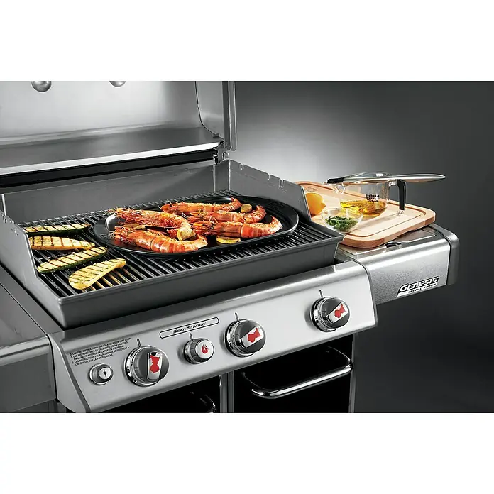 Weber Grillplatte - L x B: 48 x 34,5 cm - Ein Weber Genesis Special Edition Grill mit auf dem Grill zubereiteten Speisen.