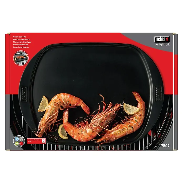 Weber Grillplatte - L x B: 48 x 34,5 cm - Das Bild zeigt eine Weber Original Keramik Grillplatte mit gegrillten Garnelen und Zitronenscheiben.