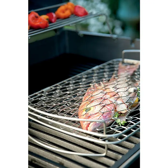 Weber Soporte para pescado y verduras - L x An: 46 x 28 cm - Pescado a la parrilla en una cesta para asar sobre una barbacoa, junto a pimientos a la parrilla.