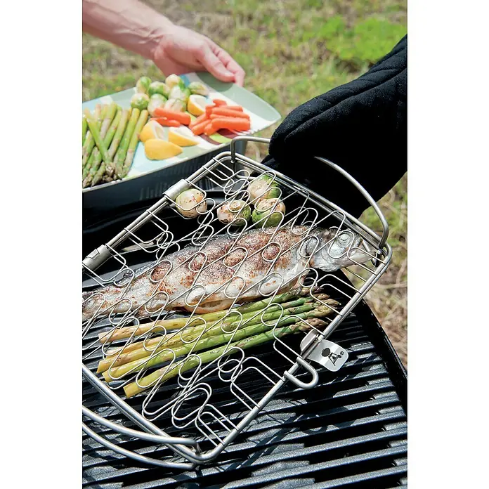 Weber Fisch- & Gemüsehalter - L x B: 46 x 28 cm - Ein verlockendes Bild von auf dem Grill zubereitetem Fisch, serviert mit Gemüse. Das perfekte Hilfsmittel für ein gelungenes Grillfest.