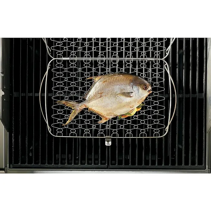 Weber Soporte para pescado y verduras - L x An: 46 x 28 cm - Pescado a la parrilla en una cesta metálica sobre una parrilla, prometiendo una comida deliciosa y saludable.