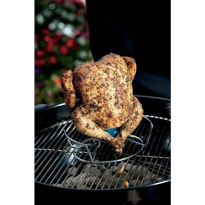 Weber Geflügelhalter - Edelstahl - Ein gegrilltes Hähnchen auf einem Grill mit einer Bierdose, perfekt zubereitet und bereit zum Servieren.