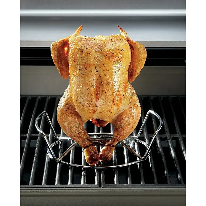Weber Geflügelhalter - Edelstahl - Bratfertiges Hähnchen auf einem Grillhähnchenständer aus Edelstahl, bereit für das perfekte Grillerlebnis.