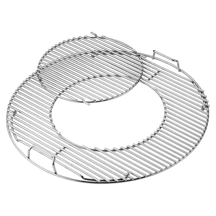 Weber Gourmet BBQ System Grillrost - L x B: 56,61 x 54,61 cm, Durchmesser: 57 cm, Verchromter Stahl - Das Bild zeigt einen Grillrost, der aus glänzenden Metallstäben besteht und eine runde Form mit einem kleineren, runden Aufsatz hat.