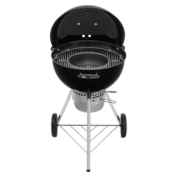 Weber Gourmet BBQ System Grillrost - L x B: 56,61 x 54,61 cm, Durchmesser: 57 cm, Verchromter Stahl - Ein Weber Holzkohlegrill "Master-Touch" mit geöffnetem Deckel, perfekt für sommerliche Grillabenteuer im Freien.