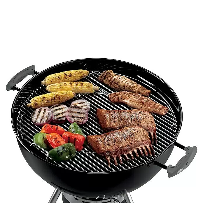 Weber Gourmet BBQ System Parrilla para barbacoa - L x An: 56,61 x 54,61 cm, Diámetro: 57 cm, Acero cromado - Barbacoa de carbón negra con parrillas de acero inoxidable, cargada con mazorcas de maíz, cebollas, pimientos y varias carnes a la parrilla.