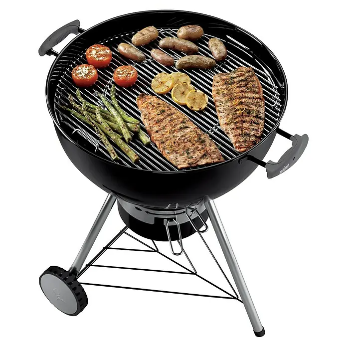 Weber Gourmet BBQ System Parrilla para barbacoa - L x An: 56,61 x 54,61 cm, Diámetro: 57 cm, Acero cromado - Imagen de una parrilla Weber con comida. La rejilla está llena de diferentes alimentos, listos para disfrutar.