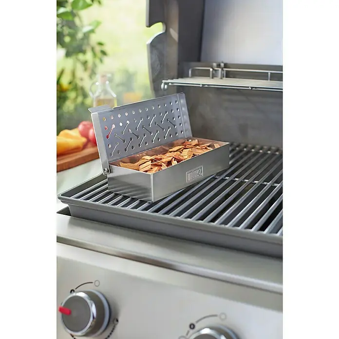 Weber Original Räucherbox - L x B x H: 24,5 x 12 x 5,1 cm - Weber Räucherbox auf einem Grill. Zum Räuchern von Speisen auf dem Grill mit Holzschnipseln. Für ein köstliches Raucharoma.