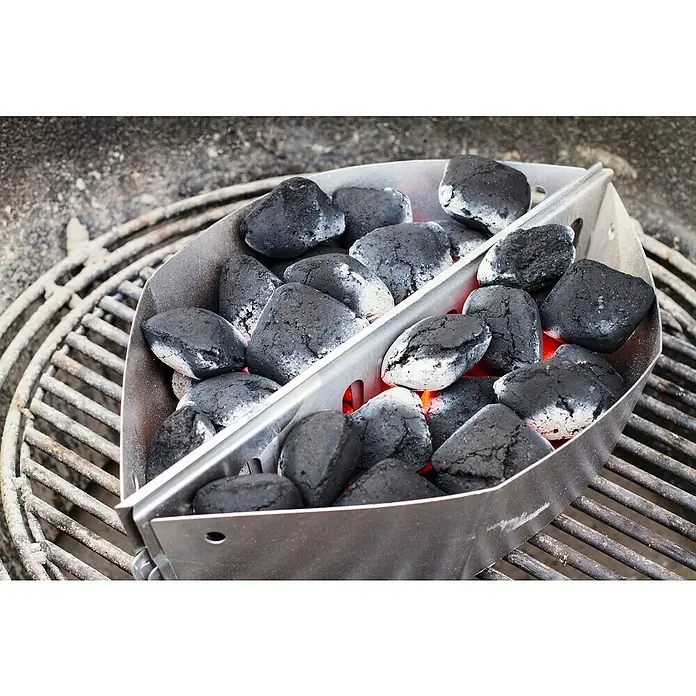 Weber Cesta para carbón - 2 pzs., Específico para: Barbacoa Kettle Ø 57 cm - Briquetas de carbón en un recipiente de metal, listas para la parrilla. El carbón está empezando a brillar, generando calor intenso.
