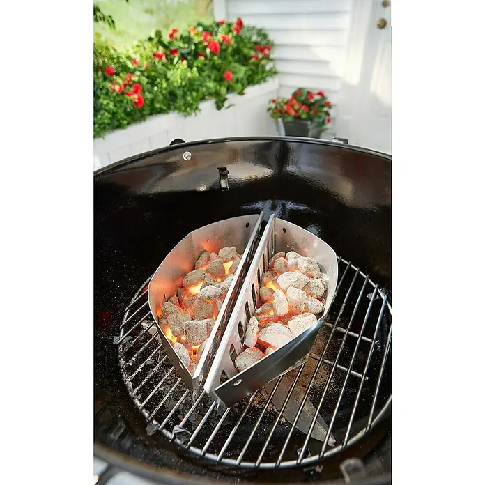 Weber Cesta para carbón - 2 pzs., Específico para: Barbacoa Kettle Ø 57 cm - Un primer plano de una parrilla con una cesta de carbón, llena de briquetas encendidas, lista para cocinar y asar al aire libre.