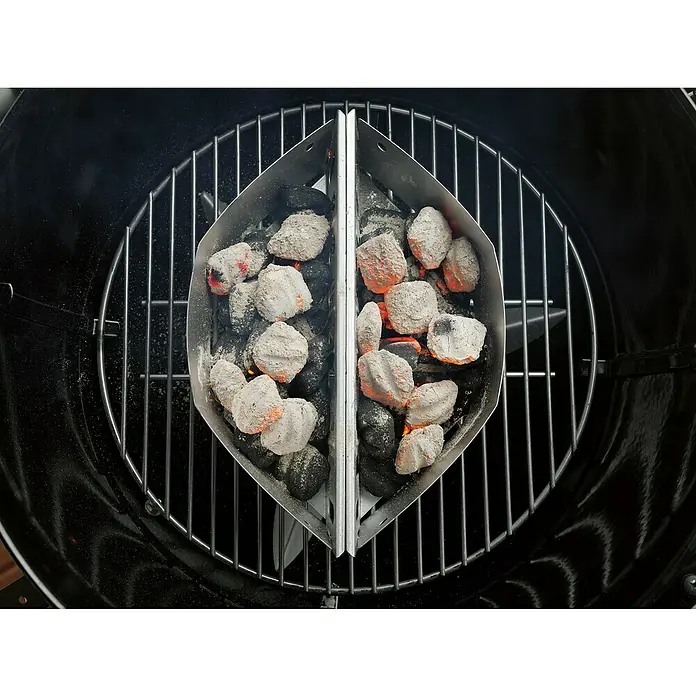 Weber Cesta para carbón - 2 pzs., Específico para: Barbacoa Kettle Ø 57 cm - Primer plano de una parrilla con un encendedor de chimenea lleno de briquetas de carbón brillante, listo para asar.