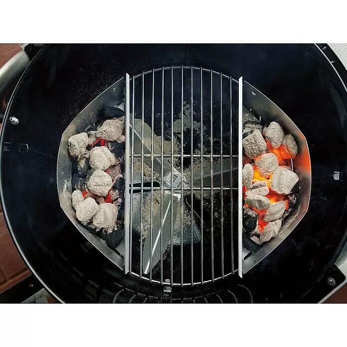 Weber Cesta para carbón - 2 pzs., Específico para: Barbacoa Kettle Ø 57 cm - Primer plano de una parrilla de carbón negra con briquetas encendidas en dos soportes de carbón plateados, lista para cocción indirecta.