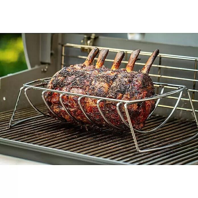 Weber Bratenkorb - L x B x H: 43,5 x 26,5 x 11 cm - Ein gewürzter Rippenbraten auf einem Metall-Bratgestell in einem offenen Grill.