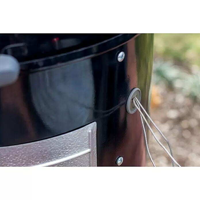 Weber Räucherofen Smokey Mountain Cooker - Durchmesser Grillfläche: 47 cm, Schwarz - Nahaufnahme eines schwarzen Smokers mit drei geflochtenen Metall-Temperaturfühlerkabeln, die durch eine graue Silikondurchführung an der Seite geführt werden.