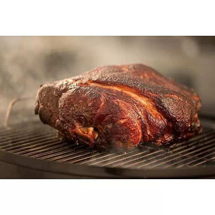 Weber Ahumador Mountain Cooker - Diámetro de la superficie de la parrilla: 47 cm, Negro - Gran paleta de cerdo ahumada en parrilla oscura, con corteza oscura y crujiente y jugos brillantes, con humo.