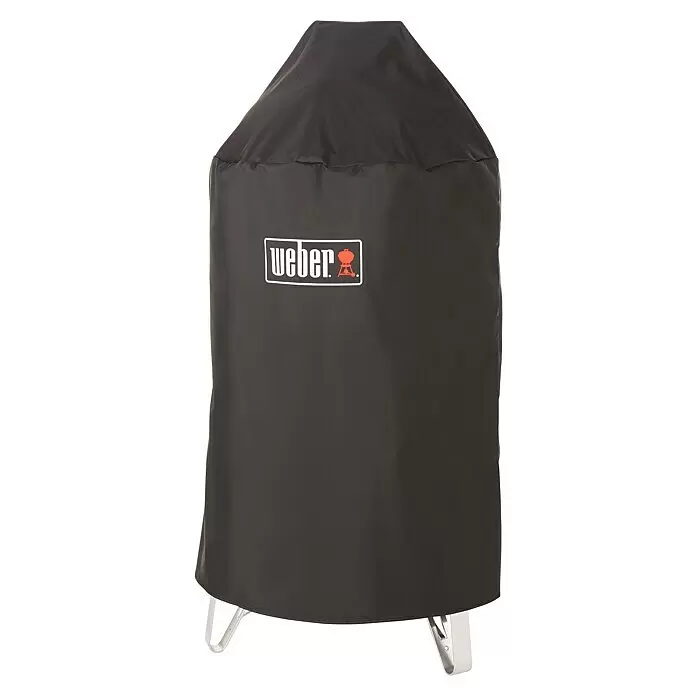Weber Ahumador Mountain Cooker - Diámetro de la superficie de la parrilla: 47 cm, Negro - Funda de parrilla Weber de tela negra con parte superior cónica, mostrando el logo de Weber. Cubre parcialmente las patas plateadas de la parrilla.