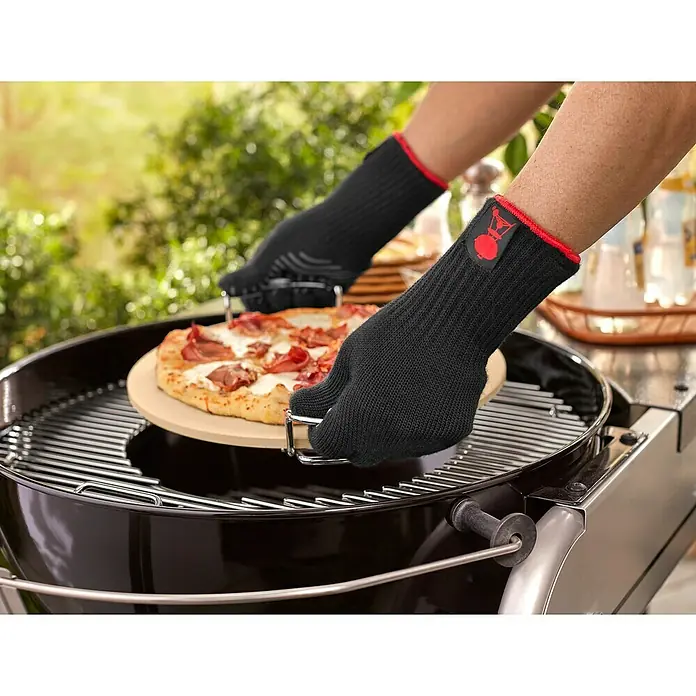 Weber Grillhandschuhe - Sonstiges, Größe L/XL - Grillhandschuhe schützen beim Herausnehmen einer Pizza vom Grill, ideal für sicheres Grillen und Pizza zubereiten im Freien.