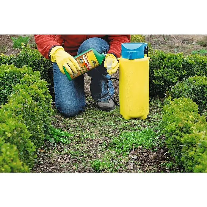 Neudorff Finalsan Unkrautfrei Plus - 1 l - Gärtner füllt Unkrautvernichter in einen gelben Sprüher. Die Flasche ist grün mit gelber Schrift und das blaue Oberteil ist abnehmbar.