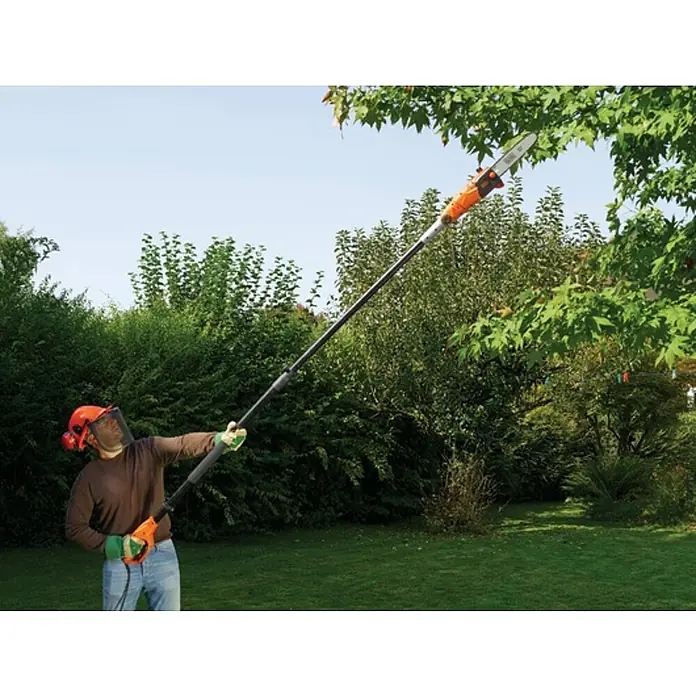 Black+Decker Podadora eléctrica PS7525-QS - 800 W - Una persona utiliza una motosierra de pértiga para recortar ramas de un árbol, asegurando el mantenimiento del jardín.