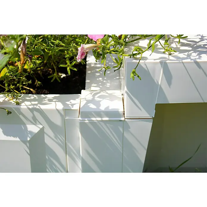 KHW Gartenbank Berlin - B x T x H: 174 x 49 x 41 cm, Weiß - Detailaufnahme eines weißen Blumenkastens mit üppigen Blumen und Pflanzen, der einen modernen und gepflegten Eindruck vermittelt.