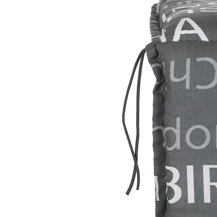 beo Gartenmöbel-Auflage Bellona - Niederlehner, 4 Stk., L x B x H: 118 x 50 x 6 cm, Baumwolle, Polyester, Grau/Weiß - Nahaufnahme einer grauen Babybettumrandung mit weißen Buchstaben und dunklen Bändern zur Befestigung.