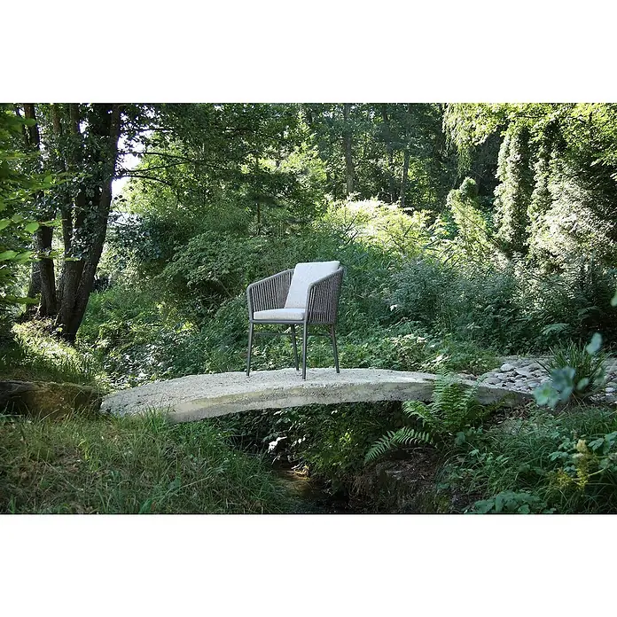 Acamp Gartensessel Manhattan Set - 6 Stk., Aluminium, Polyester, Stapelbar, Grau, B x T x H: 61 x 63 x 81 cm - Ein grauer Stuhl mit Seilgeflecht steht auf einer Brücke in üppiger Natur. Der Stuhl ist einladend und stilvoll.