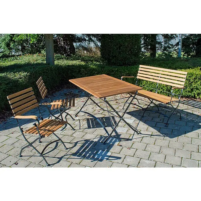 Acamp Gartenmöbel-Set Lindau - 4 -tlg., Akazienholz, Braun, Stuhl ohne Armlehne - Gartenmöbel-Set aus Holz mit Tisch, zwei Stühlen und einer Bank auf einer Terrasse im Freien mit Sonnenschein.