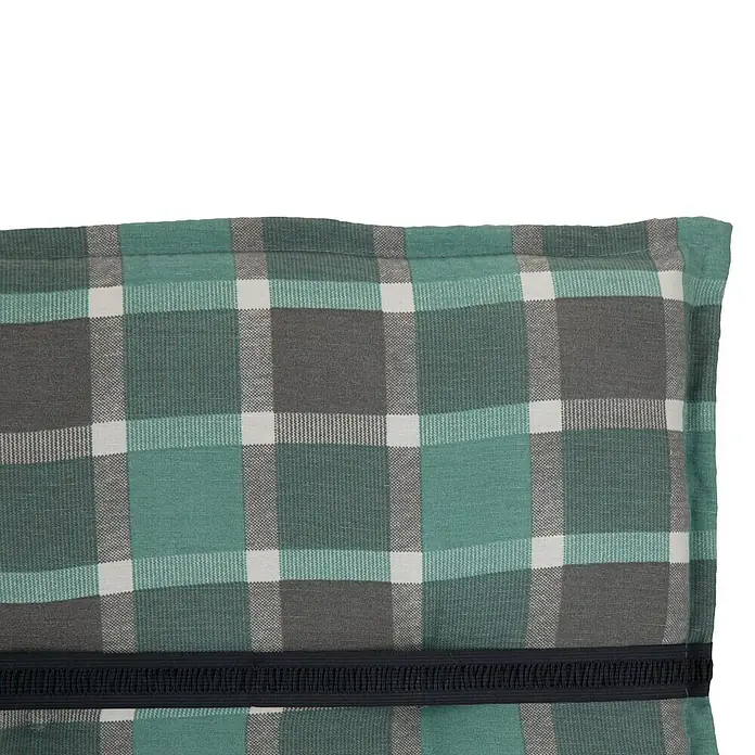 beo Gartenmöbel-Auflage Büsum - Hochlehner, 4 Stk., L x B x H: 118 x 50 x 6 cm, Baumwolle, Polyester, Grün/Grau - Nahaufnahme eines karierten Kissens in Grün- und Grautönen mit dekorativer Borte, ideal für eine stilvolle Dekoration.