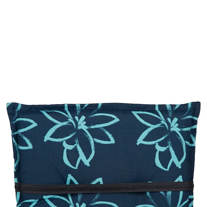 beo Gartenmöbel-Auflage Bunde - Hochlehner, 4 Stk., L x B x H: 118 x 50 x 6 cm, Baumwolle, Polyester, Blau - Nahaufnahme eines blauen Kissens mit Blumenmuster und schwarzem Gummiband, ideal für entspannende Momente und als stilvolles Wohnaccessoire.
