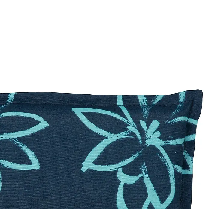 beo Gartenmöbel-Auflage Bunde - Hochlehner, 4 Stk., L x B x H: 118 x 50 x 6 cm, Baumwolle, Polyester, Blau - Nahaufnahme eines dekorativen blauen Kissens mit einem stilisierten floralen Muster, das eine ruhige und moderne Ästhetik für Wohnräume bietet.