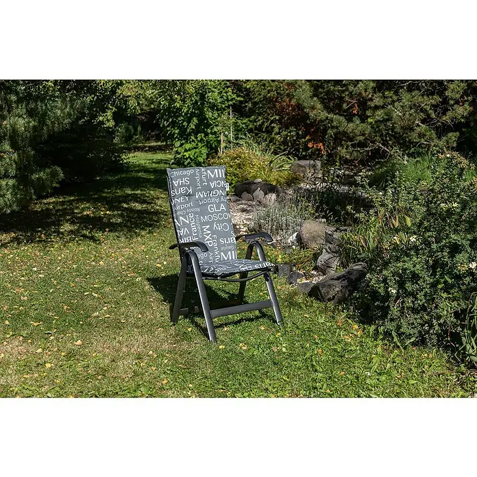 beo Gartenmöbel-Auflage Bellona - Hochlehner, 4 Stk., L x B x H: 118 x 50 x 6 cm, Baumwolle, Polyester, Grau/Weiß - Ein grauer, bedruckter Gartenstuhl mit Armlehnen steht auf einer grünen Rasenfläche vor Büschen und Steinen.