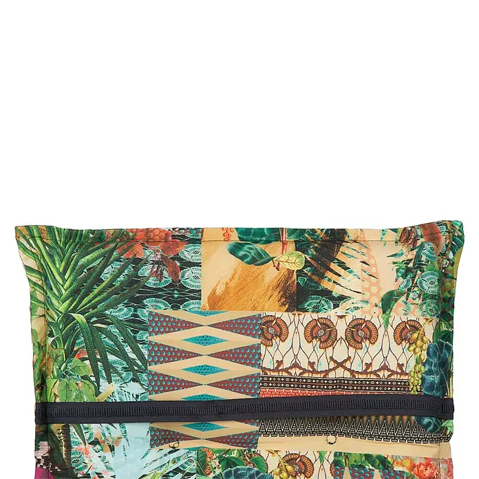 beo Gartenmöbel-Auflage Texas - Niederlehner, 4 Stk., L x B x H: 98 x 46 x 8 cm, Baumwolle, Polyester, Grün/Gelb - Ein auffälliges, gemustertes Kissen mit einem Patchwork-Design, das tropische Elemente und ethnische Muster kombiniert und eine dekorative Note verleiht.