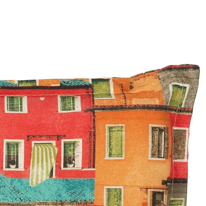 beo Gartenmöbel-Auflage Sardinien - Relaxsesselauflage, 1 Stk., L x B x H: 171 x 46 x 8 cm, Baumwolle, Polyester, Orange/Gelb - Nahaufnahme eines Stoffes mit einem farbenfrohen Aufdruck von Häusern, der ein lebendiges und künstlerisches Design zeigt.