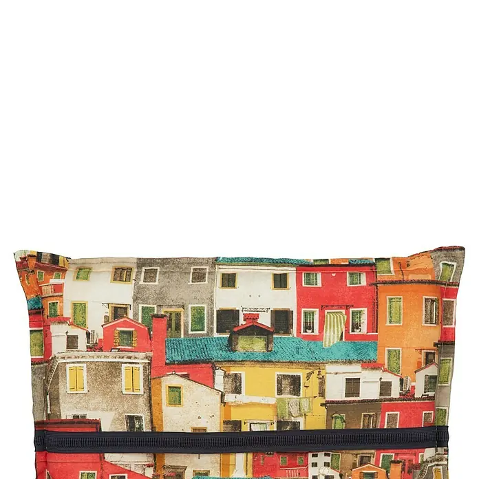 beo Gartenmöbel-Auflage Sardinien - Relaxsesselauflage, 1 Stk., L x B x H: 171 x 46 x 8 cm, Baumwolle, Polyester, Orange/Gelb - Produktaufnahme einer stilvollen Handtasche mit einem bunten Häusermuster, ideal für den täglichen Gebrauch und ein echter Hingucker.