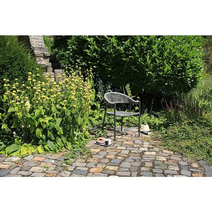 Acamp Stapelsessel Brooklyn - 4 Stk., Aluminium, Polyester, Stapelbar, Dunkelgrau, B x T x H: 58 x 56 x 78 cm - Entspannung im Garten. Ein grauer Gartenstuhl aus Seilgeflecht lädt zum Verweilen ein, neben ihm ein Tablett mit Kaffee und Gebäck sowie ein Buch.