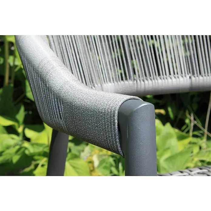 Acamp Stapelsessel Brooklyn - 4 Stk., Aluminium, Polyester, Stapelbar, Dunkelgrau, B x T x H: 58 x 56 x 78 cm - Nahaufnahme eines grauen Gartenstuhls mit geflochtener Sitzfläche und Armlehne. Das Design ist modern und wetterfest.