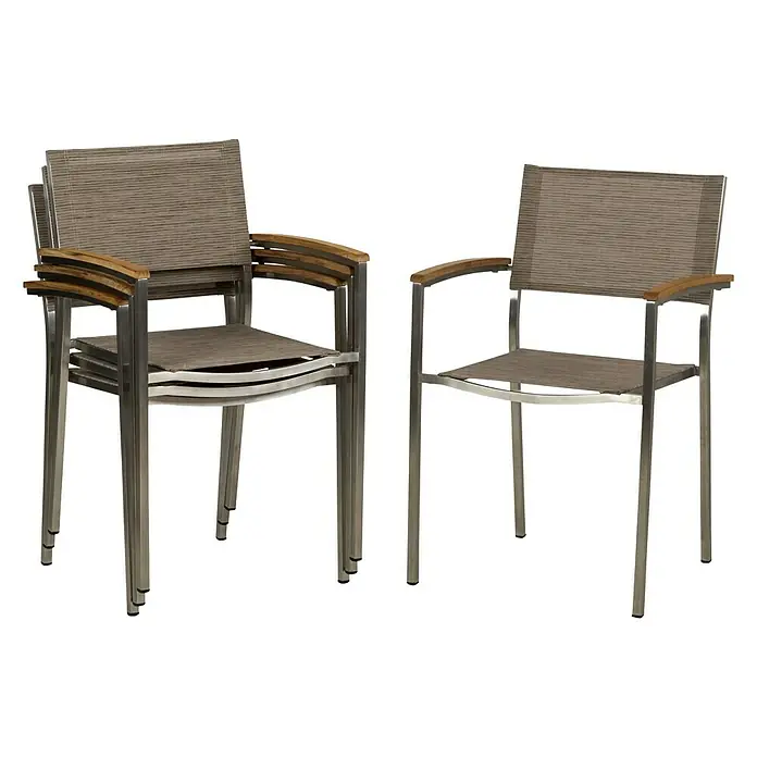 Acamp Gartenmöbel-Set Skye/Old Java - 7 -tlg., Aluminium, Akazie, Braun, Stapelbar - Bild von zwei stapelbaren Outdoor-Stühlen mit Armlehnen aus Holz und Aluminiumrahmen, die sich ideal für Garten oder Terrasse eignen.