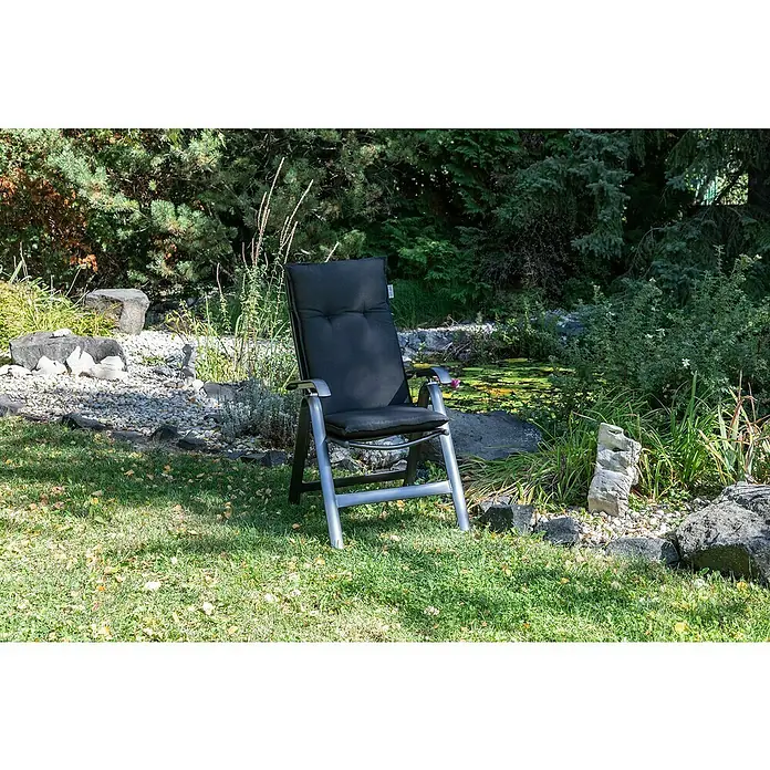 beo Gartenmöbel-Auflage Trabzon - Hochlehner, 2 Stk., L x B x H: 118 x 46 x 8 cm, Baumwolle, Polyester, Schwarz - Ein schwarzer Gartenstuhl mit Metallgestell steht auf einer grünen Wiese vor einem Gartenteich. Ideal zum Entspannen im Freien.
