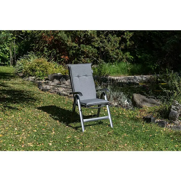 beo Gartenmöbel-Auflage Tanana - Hochlehner, 4 Stk., L x B x H: 118 x 46 x 8 cm, Baumwolle, Polyester, Schaumvlies, Grau - Ein grauer Gartenstuhl mit verstellbarer Rückenlehne steht auf einer Rasenfläche im Garten. Er ist bequem gepolstert und lädt zum Entspannen ein.