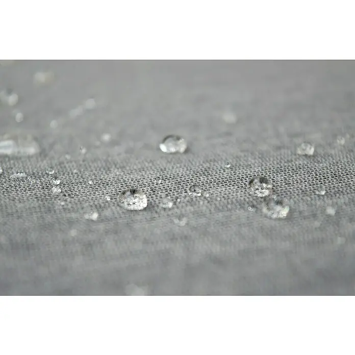 beo Gartenmöbel-Auflage Tanana - Hochlehner, 4 Stk., L x B x H: 118 x 46 x 8 cm, Baumwolle, Polyester, Schaumvlies, Grau - Nahaufnahme von Wassertropfen auf einem grauen, wasserabweisenden Stoff, der seine wasserabweisende Qualität demonstriert.