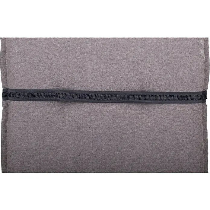 beo Gartenmöbel-Auflage Tanana - Hochlehner, 4 Stk., L x B x H: 118 x 46 x 8 cm, Baumwolle, Polyester, Schaumvlies, Grau - Nahaufnahme eines grauen Kissens mit einem dunklen Streifen in der Mitte, das eine schlichte und elegante Textur aufweist.