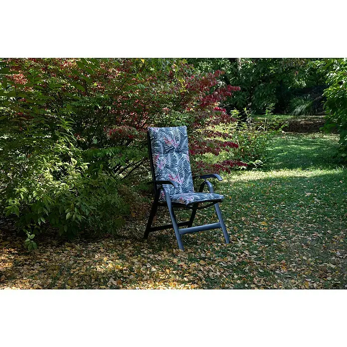 beo Gartenmöbel-Auflage Tamky - Hochlehner, 2 Stk., L x B x H: 118 x 46 x 8 cm, Grün/Rosa - Gartenstuhl mit floralem Muster. Der Stuhl steht draußen im Garten, umgeben von herbstlichem Laub.