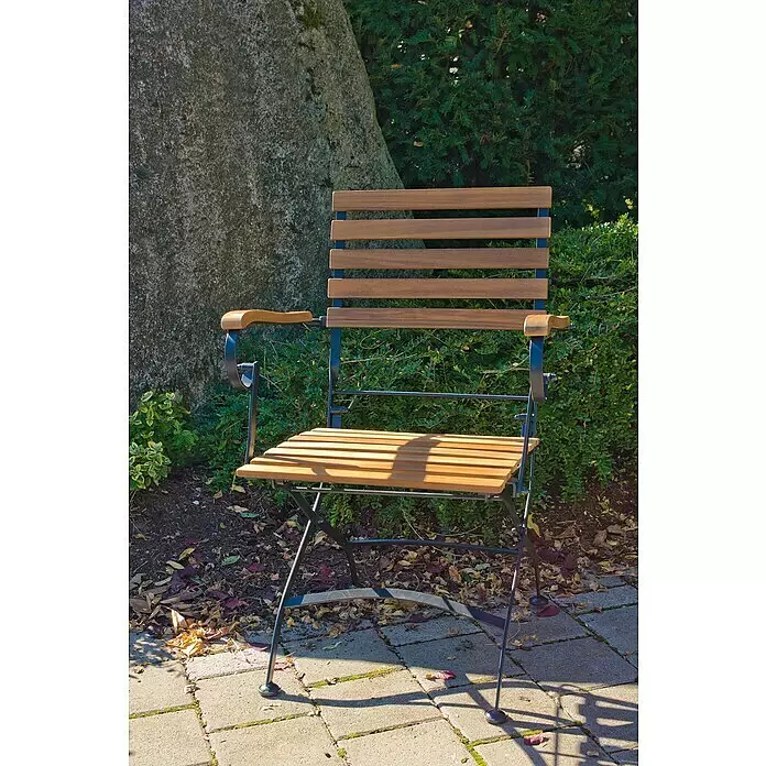 Acamp Gartenmöbel-Set Lindau - 3 -tlg., Akazie, Eisen, Braun, Klappbar, mit und ohne Armlehne - Klappstuhl aus Holz und schwarzem Metall mit Lamellen, draußen aufgestellt.