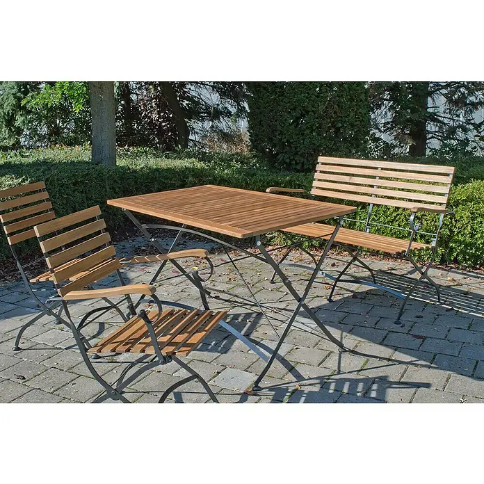Acamp Gartenmöbel-Set Lindau - 5 -tlg., Akazie, Eisen, Braun - Ein Gartentisch mit zwei Stühlen und einer Bank aus Holz und Metall auf einer gepflasterten Terrasse. Die Gartenmöbel sind perfekt für den Außenbereich.