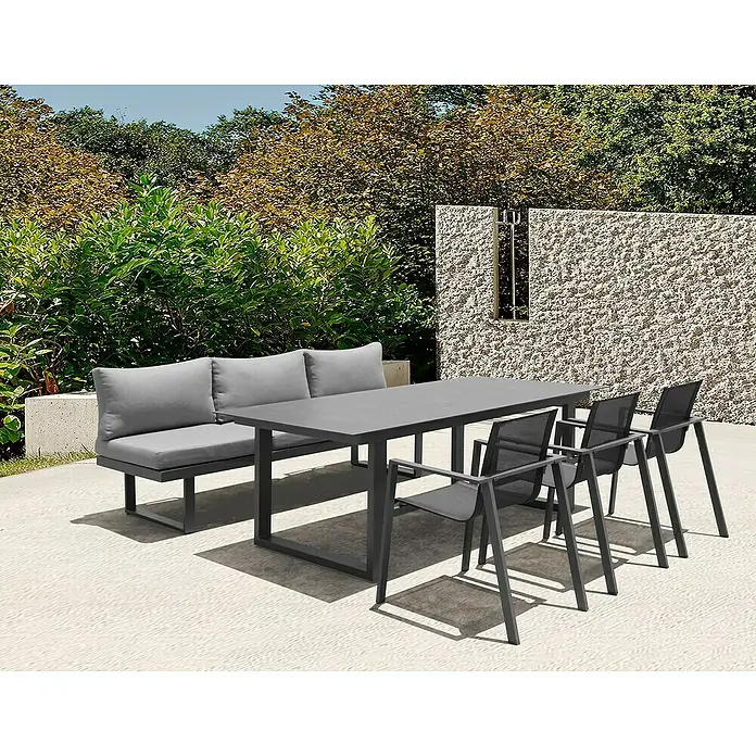 Acamp Gartenmöbel-Set Hollywood - 5 -tlg., Aluminium, Glas, Keramik, Polyester, Anthrazit - Eine moderne Gartengarnitur mit einem Esstisch, einer Bank und vier Stühlen im Freien. Die Möbel sind in einem schlichten Grau gehalten.